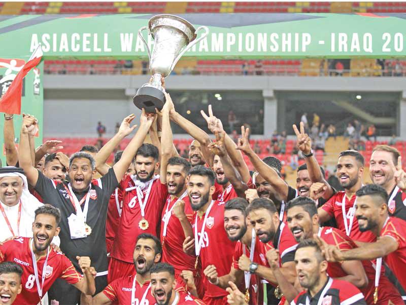 الأحمر البحريني يحمل كأس البطولةt(أف ب)