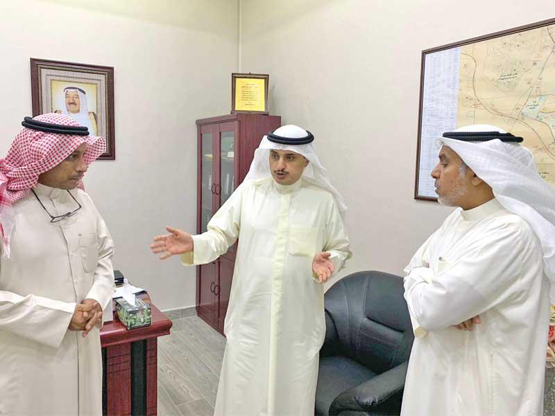 الشعلة خلال جولته التفقدية لبلدية الأحمدي بحضور المنفوحي