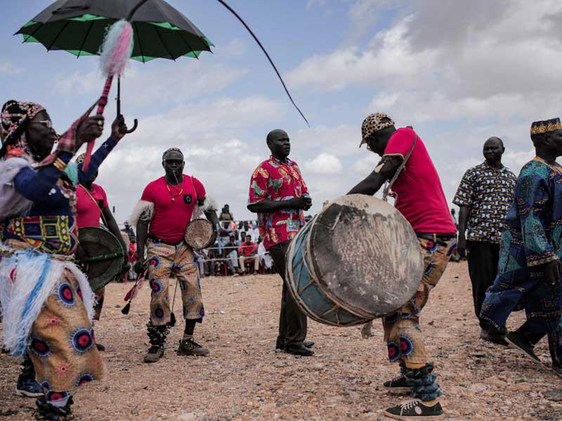 راقصون ومغنون من جبال النوبة في احتفال بأم درمان الثلاثاء الماضي   (أ ف ب)