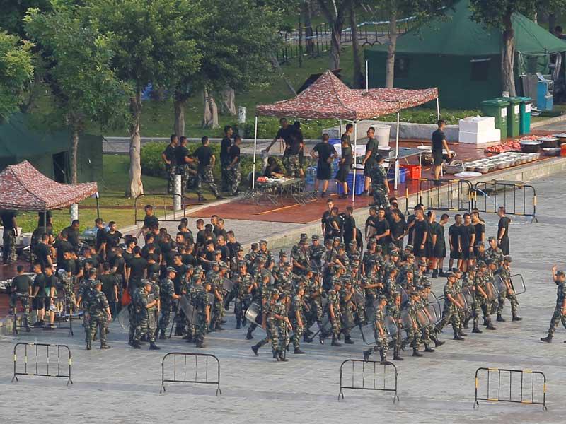 جنود صينيون قرب الحدود مع هونغ كونغ أمس (رويترز)