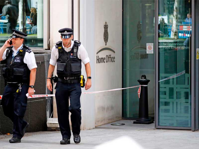 أعلنت الشرطة، أن رجلا أصيب بجروح خطيرة تهدد حياته بعد طعنه امس، خارج وزارة الداخلية في وسط لندن، وأنها أوقفت مشتبهاً فيه.nوفي الصورة شرطيان بريطانيان في مكان عملية الطعن أمس (أ ف ب)