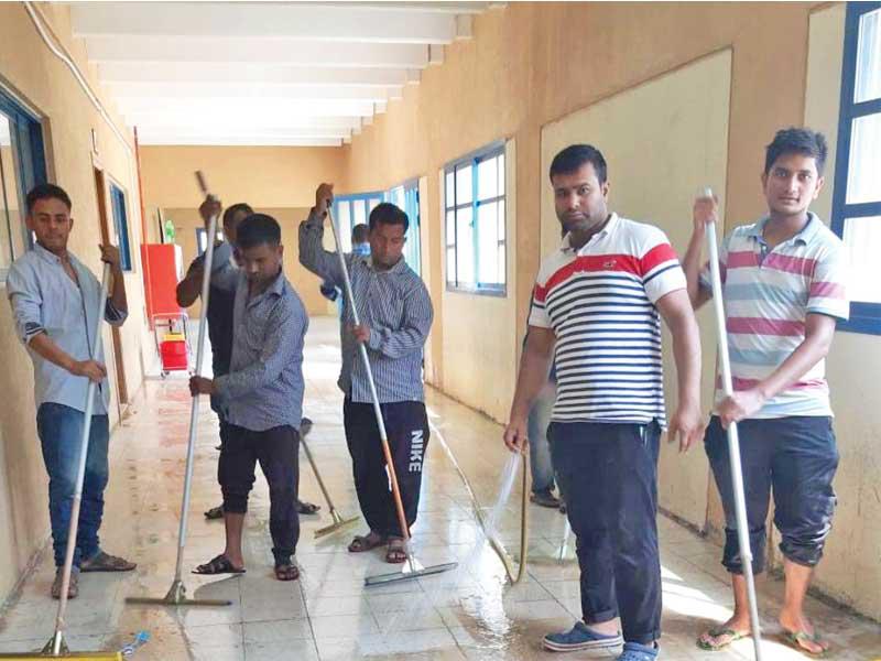 جانب من عمليات التنظيف أمس