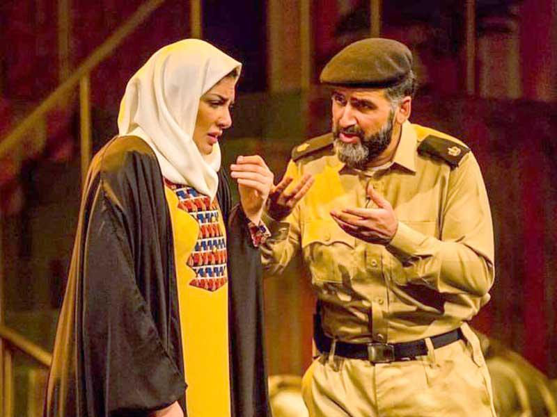 أحمد إيراج وهبه الدري في مشهد من مسرحية «التابعة»