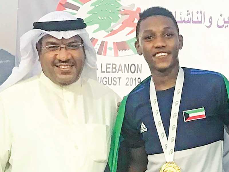 سويد يتقلد ميداليته الذهبية مع رئيس الاتحاد