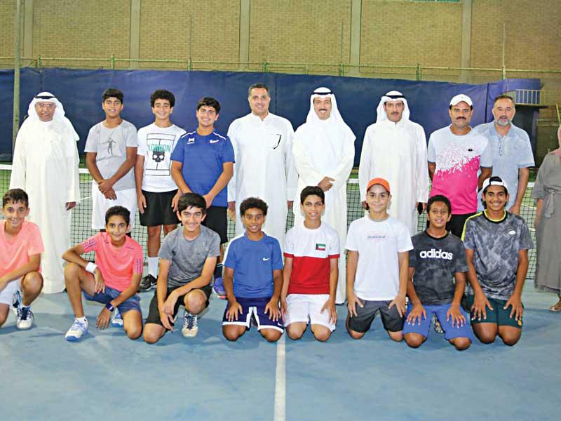 الجابر يتوسط الوفد قبل المغادرة