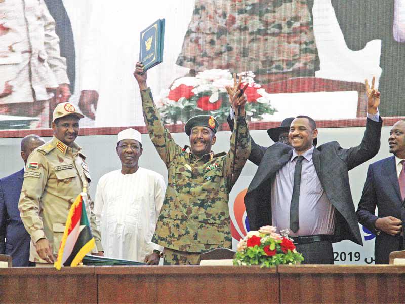 البرهان والربيع يحتفلان بعد توقيع الوثيقة الدستورية أمس   (أ ف ب)