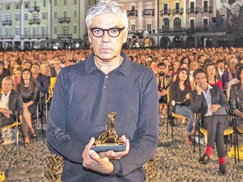 المخرج البرتغالي بيدرو كوستا حاملا جائزته 