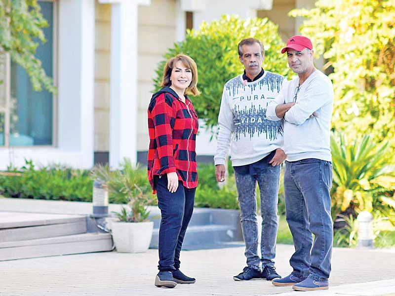 المخرج البحريني القفاص وهدى حسين في مشهد من «أمنيات بعيدة»