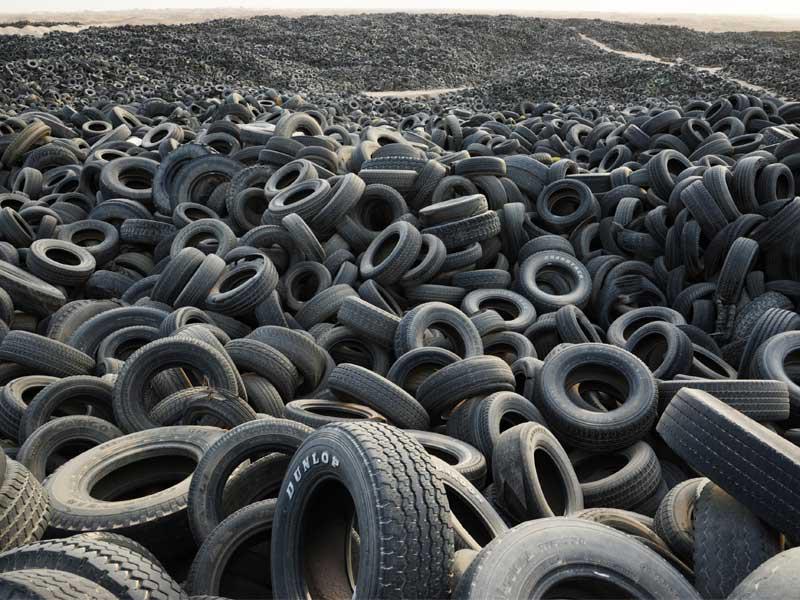 جانب من الإطارات التالفة في مدينة سعد العبدالله