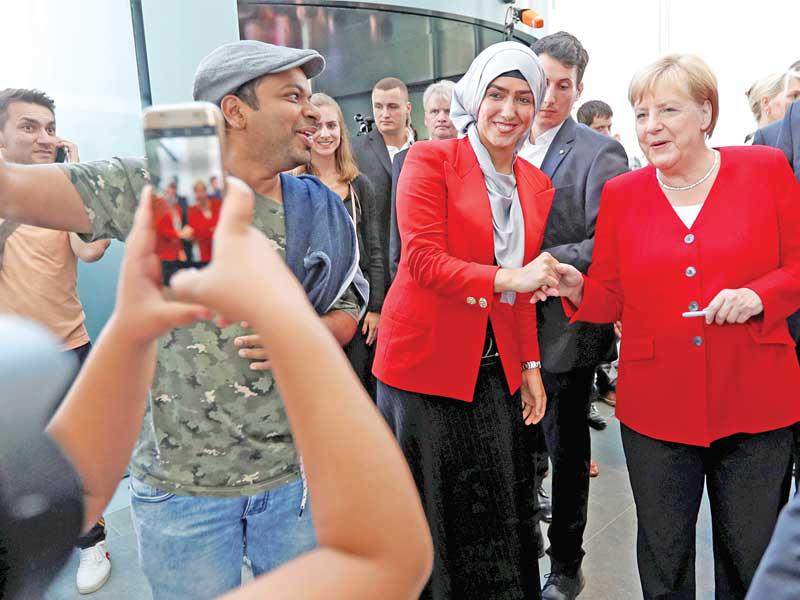 أعلن المتحدث باسم الحكومة الألمانية شتيفن زايبرت، أمس، أن رئيس الوزراء البريطاني بوريس جونسون سيلتقي المستشارة أنجيلا ميركل في برلين الأربعاء المقبل لبحث أحدث التطورات بملف «بريكسيت».nوأعرب زايبرت، في حوار مع الألمان خلال «يوم الأبواب المفتوحة»، عن أسفه إزاء قرار البريطانيين الخروج من الاتحاد الأوروبي، مؤكداً أن «برلين ستتعامل رغم ذلك مع هذه الحقيقة وأنها تفضل خروجاً في نهاية أكتوبر المقبل بموجب اتفاق واضح يعفي الطرفين من فوضى عدم الاتفاق». وفي الصورة، ميركل مع مواطنيها في اليوم المفتوح.