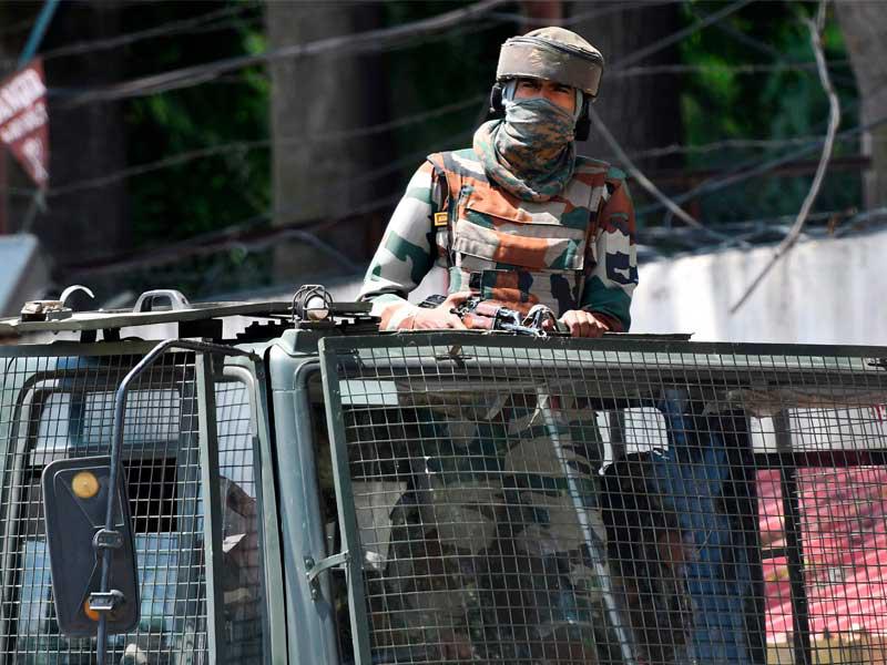 جندي من الجيش الهندي يقف في حالة تأهب