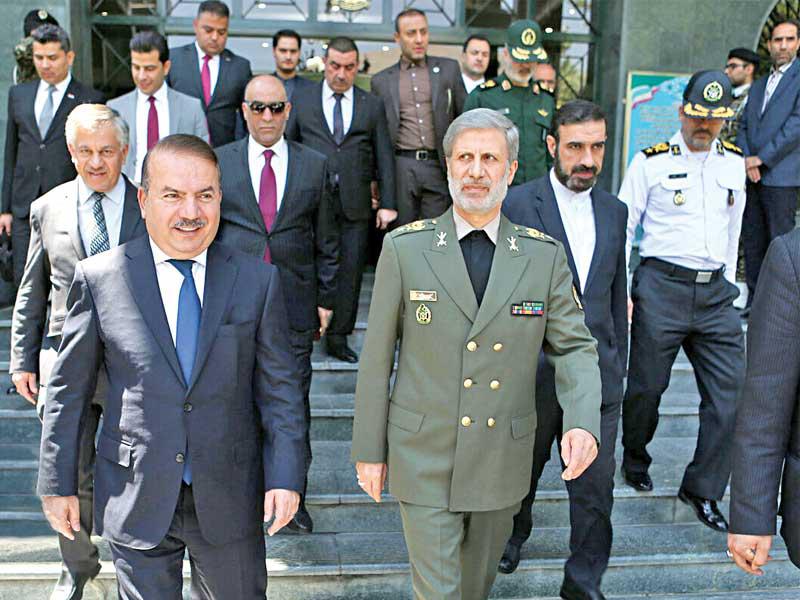 وزير الدفاع الإيراني أمير حاتمي مستقبلاً وزير الداخلية العراقي ياسين الياسري في طهران أمس (إرنا)