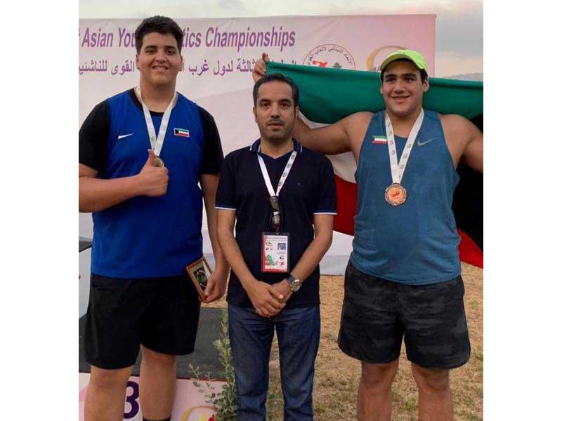 العجمي متوسطاً أبطال المنتخب