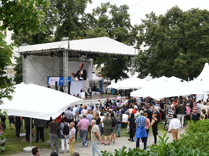 يستمع الناس إلى نائب المستشار الألماني ووزير المالية أولاف شولز خلال يوم الباب المفتوح لوزارة المالية الفيدرالية في برلين