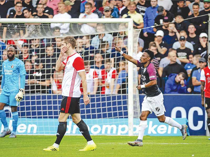 عباس يحتفل بهدفه في مرمى فينورد