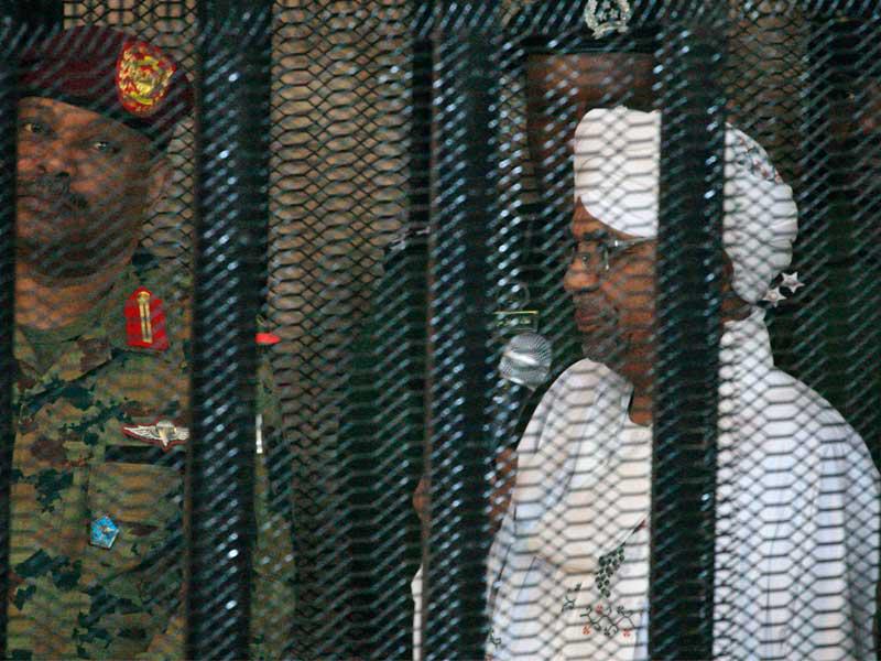 الرئيس السوداني المخلوع عمر البشير يقف في القفص خلال افتتاح محاكمة الفساد في الخرطوم