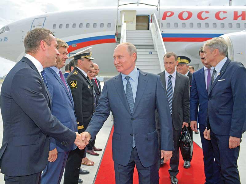 بوتين بمطار مارسيليا أمس (رويترز)