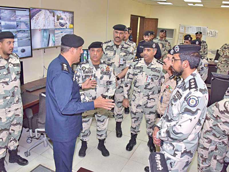 الفريق النواف خلال زيارته التفقدية