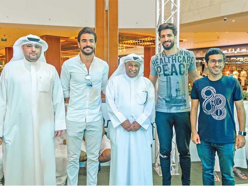 يوسف الرويح مع سعد الحوطي واللاعبين الدوليين أحمد الرياحي وفهد الأنصاري وممثل «بيتك»