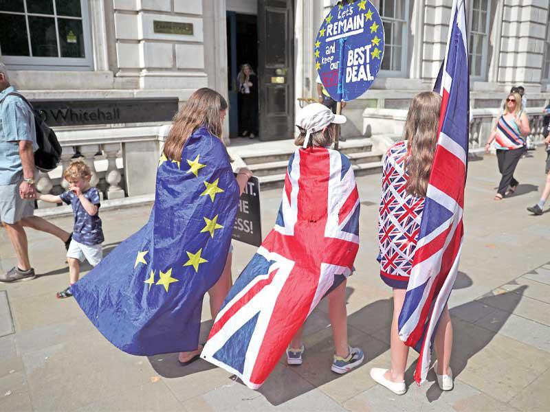 معارضون لـ«بريكست» يتظاهرون أمس في لندن (رويترز)