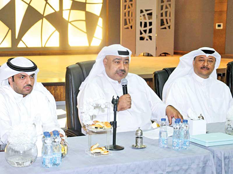 السلطان والياسين والديحاني خلال الاجتماع أمس