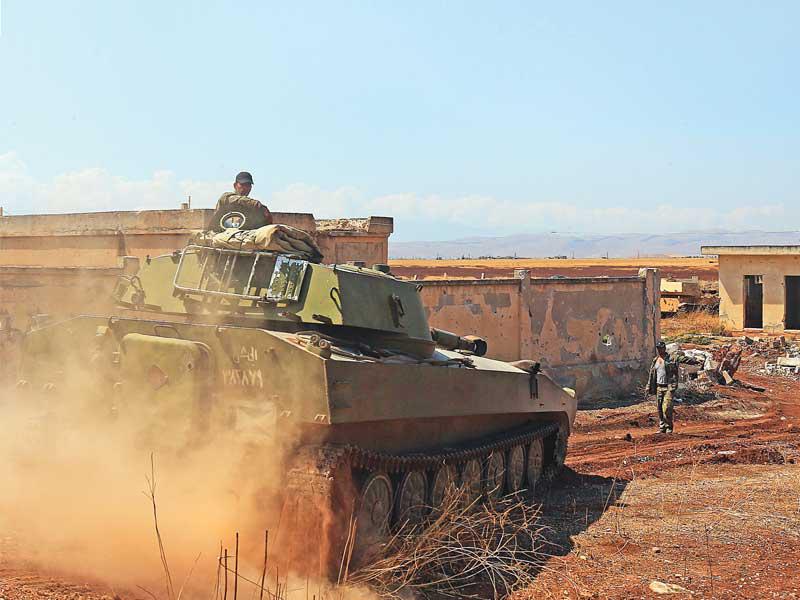  دبابة حكومية في خان شيخون أمس الأول (أ ف ب)