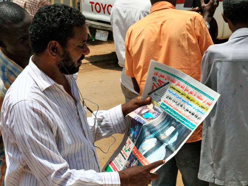 الصحف تتصدر المحكمة العسكرية للمخلوع عمر البشير أثناء افتتاح محاكمة الفساد في اليوم السابق.