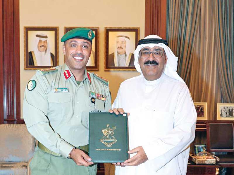 مشعل الأحمد خلال استقباله عبداللطيف