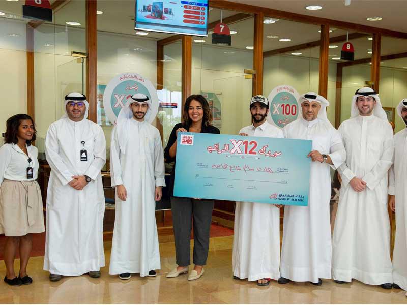 الفائز يتسلم جائزته