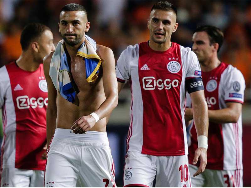 لاعبو آياكس بعد نهاية اللقاء