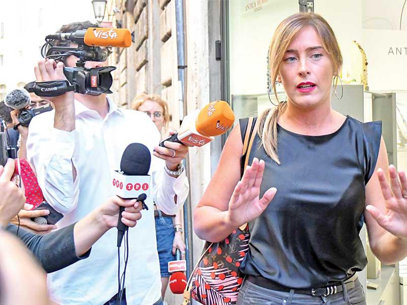 عضو الحزب الديمقراطي ماريا بوشي محاطة بصحافيين أمس (أ ف ب)