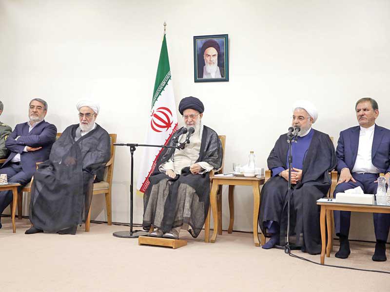 خامنئي خلال استقباله روحاني وعدداً من الوزراء في طهران أمسt(اي بي آيه)