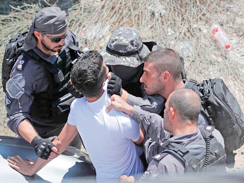 قوة إسرائيلية تعتقل شاباً فلسطينياً في بيت حنانيا أمسt (أ ف ب)