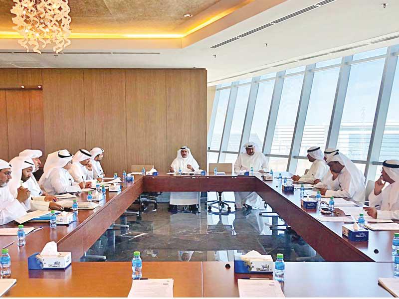 الحربي خلال ترؤسه اجتماع لجنة الاستعدادات أمس