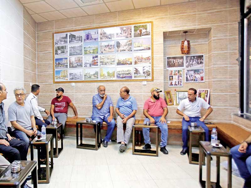 عراقيون في مقهى ببغداد أمس الأول (رويترز)