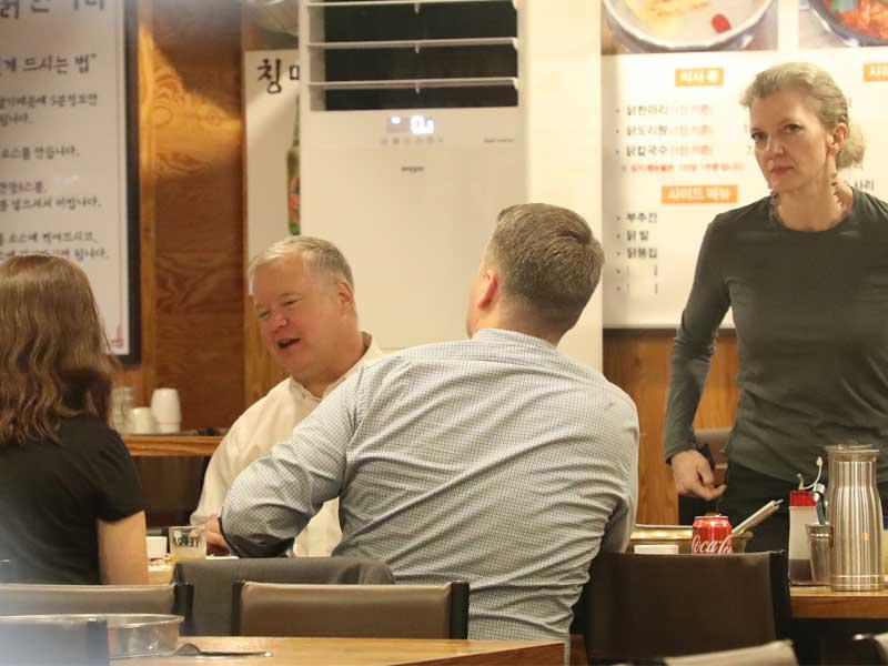 الممثل الخاص الأمريكي ستيفن بيجون يتحدث إلى أعضاء من حاشيته ، بمن فيهم مسؤول مجلس الأمن القومي أليسون هوكر