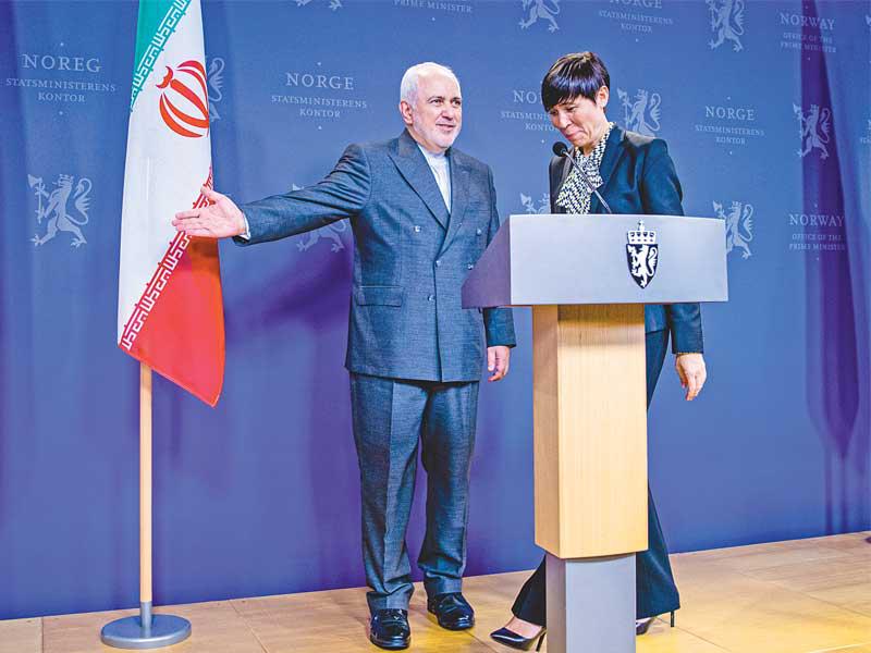 وزيرة الخارجية النرويجية إينه إريكسن سوريدي وظريف عقب انتهاء مؤتمر مشترك في اسلو أمس t(أ ف ب)