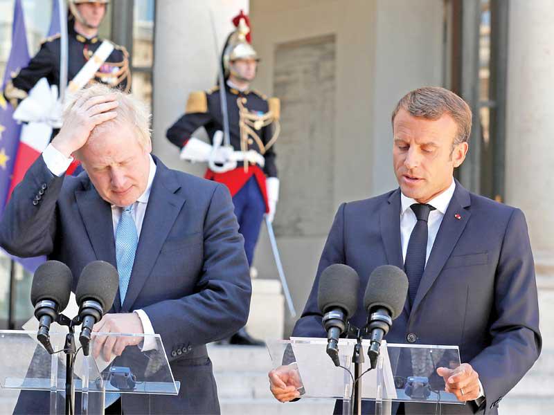 ماكرون وجونسون خلال مؤتمر صحافي مشترك في باريس أمسt (رويترز)