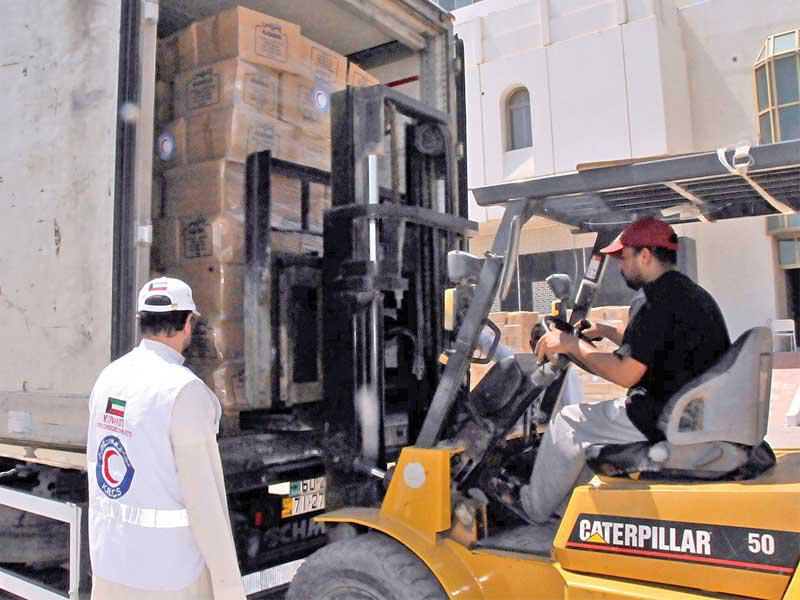 جانب من توزيع الموسوعة الإملائية على اللاجئين السوريين