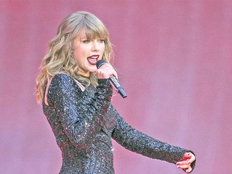 المغنية تايلور سويفت 