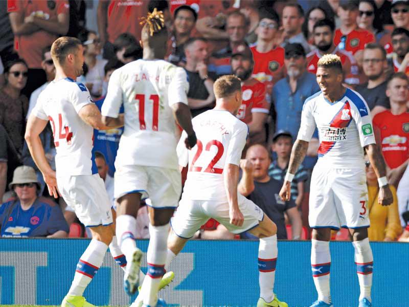 لاعبو كريستال بالاس يحتفلون بهدف الفوز