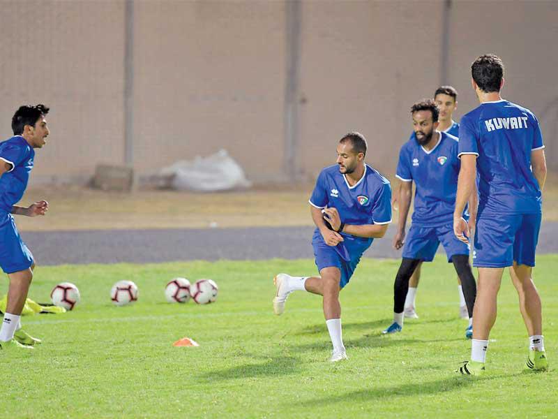 جانب من تدريب الأزرق أمس