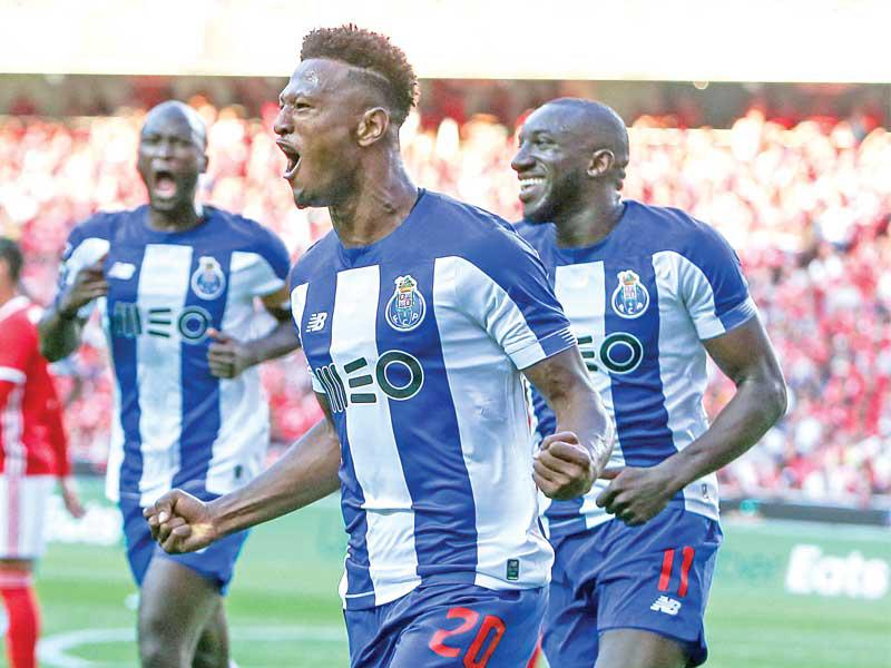 زي لويس يحتفل بهدفه