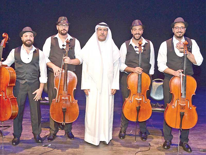 الأنصاري متوسطا رباعي التشيللو 