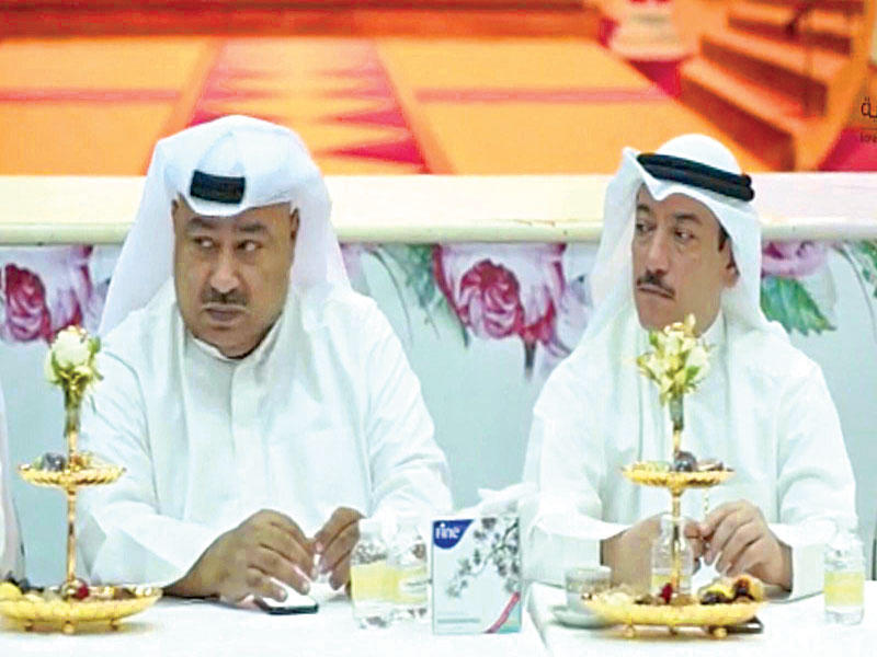 السلطان خلال اجتماعه مع مسؤولي «الجهراء» أمس