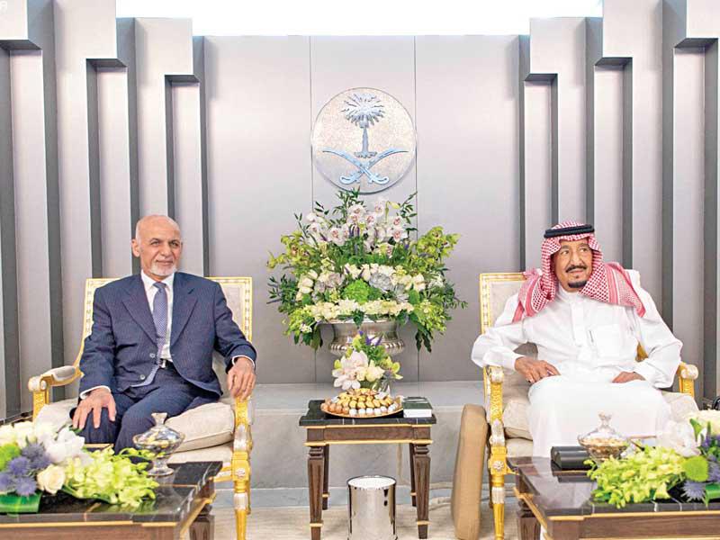 العاهل السعودي الملك سلمان بن عبدالعزيز مستقبلا الرئيس الأفغاني محمد أشرف غني في الرياض أمس (واس)