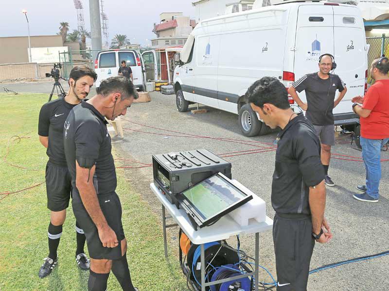 طاقم التحكيم خلال التطبيق التجربي