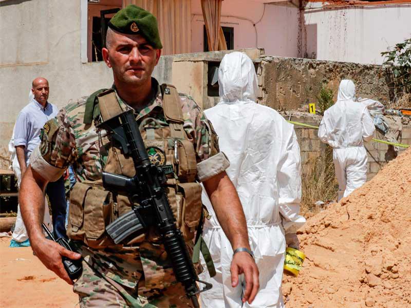 جندي لبناني في موقع جمع الأدلة قرب مركز حزب الله ببيروت أمسt (أ ف ب)