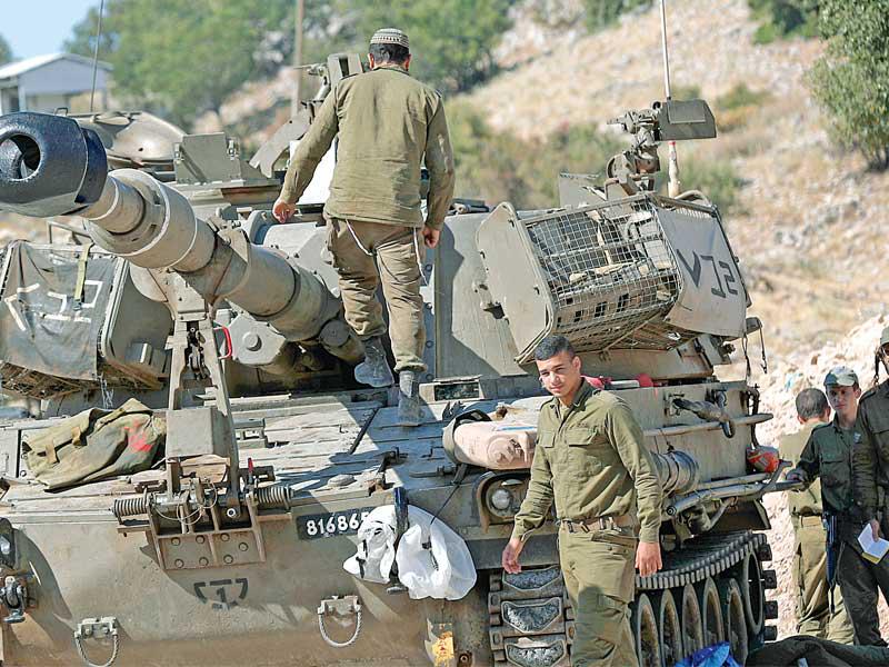 جنود إسرائيليون على دبابة في مرتفعات الجولان المحتل (إي بي إيه)