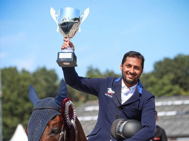 الخرافي رافعا كأس المركز الأول